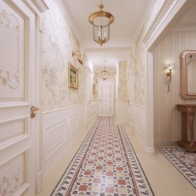 Длинный коридор в классическом стиле