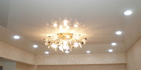 Прямоугольное расположение светильников на потолке гостиной