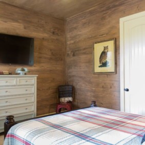 Уютная спальня в деревянном доме