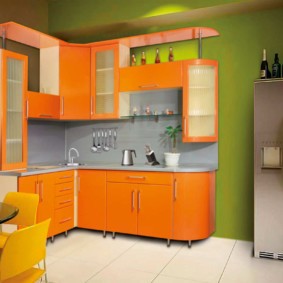 Оранжевые фасады кухонного гарнитура