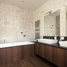 Кирпичные стены в совмещенной ванной