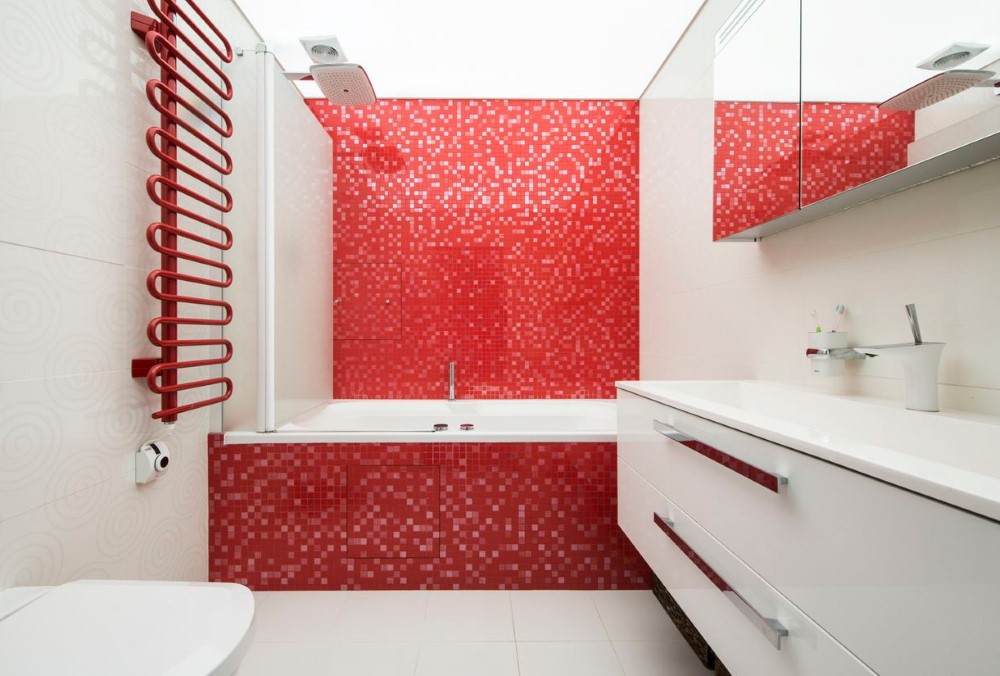 Красно-белая ванная в современном стиле