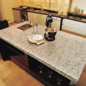стол из искусственного камня на кухню