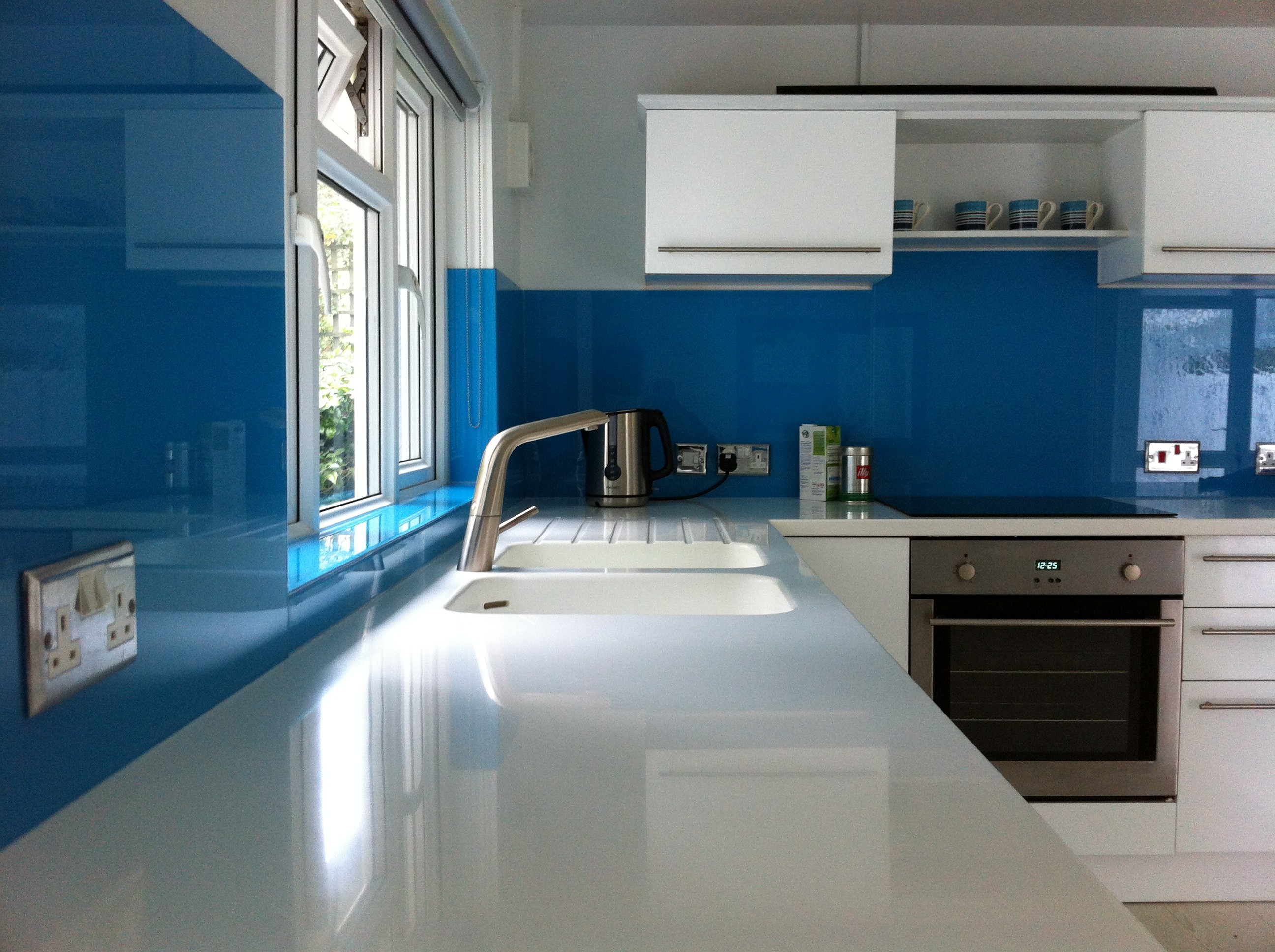 Водостойкая столешница для кухни. Столешница для кухни. Синяя столешница для кухни. Кухня с голубым фартуком. Голубая столешница для кухни.