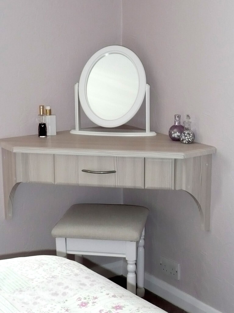 Дамские столики с зеркалом в спальню с подсветкой фото