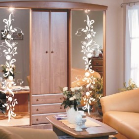 зеркала в интерьере гостиной идеи декора