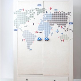 Карта мира на фасаде шкафа для детской