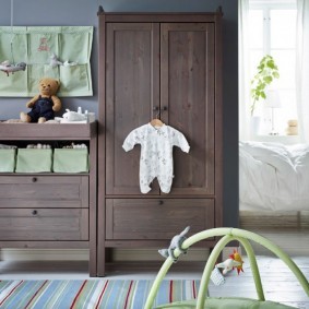 Деревянная мебель в комнате младенца