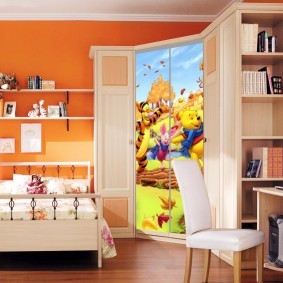 Угловой шкаф в детской с морковными стенами