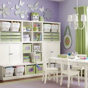 Белая мебель в детской комнате