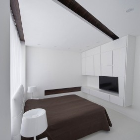 Узкая спальня в современном стиле
