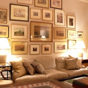 коллекция фотографий над диваном в гостиной