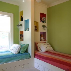 Зеленые стены в детской спальне