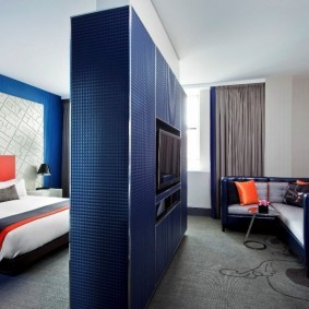Синий шкаф-перегородка между спальней и залом