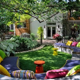 Разноцветные подушки на садовом диване