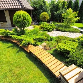 Садовая дорожка из деревянных элементов
