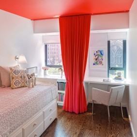 Красная штора в спальне современной девушки