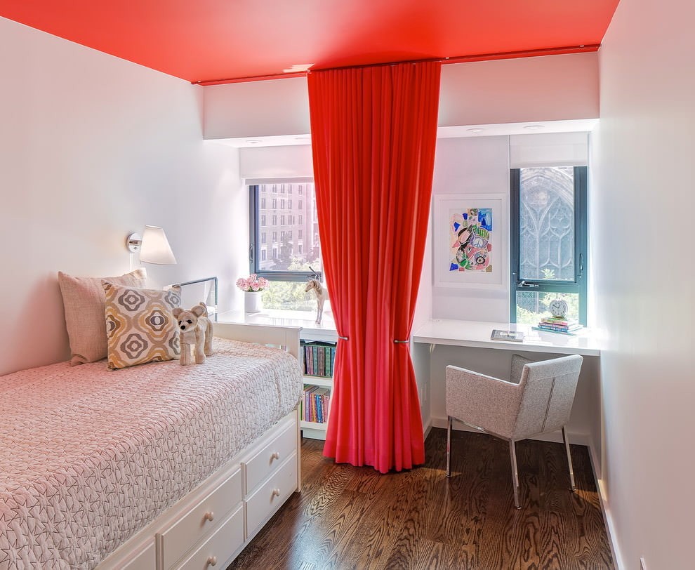 Плотная занавеска красного цвета в небольшой спальне