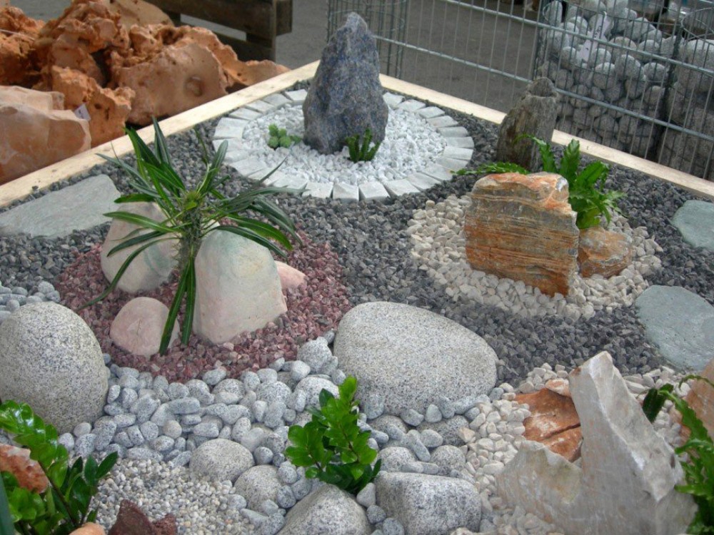 Небольшой сад камней на площадке за домом