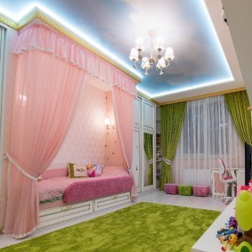 Розовый балдахин над кроватью девочки