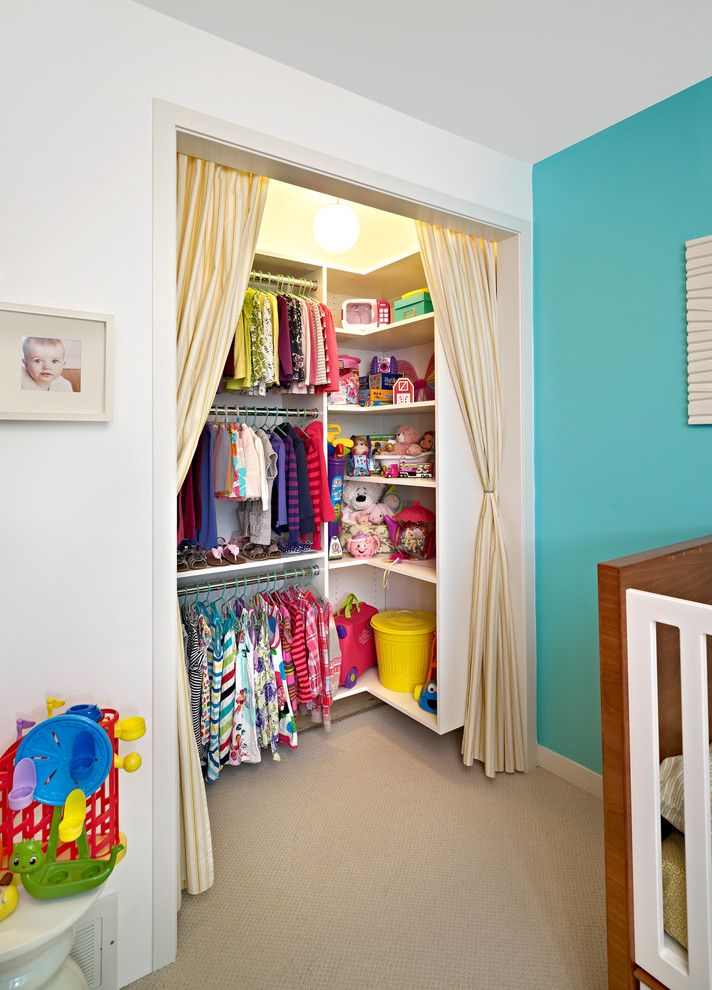 Встроенный шкаф для детской одежды и игрушек