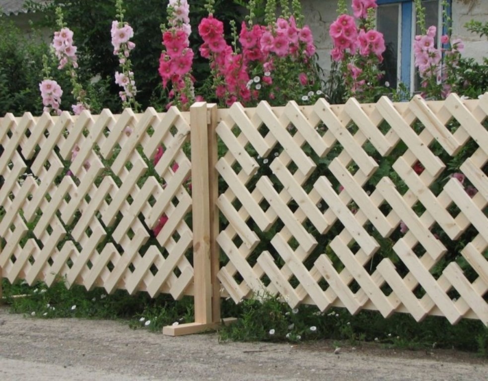 Деревянный забор из необрезной доски фото