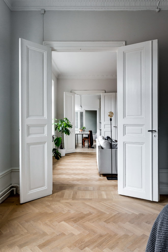 Интерьер белые двери и мебель