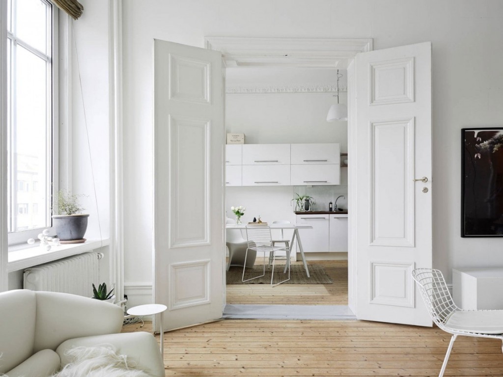 Белые двери в интерьере спальни