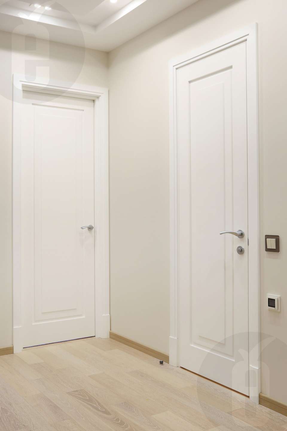 Белые двери в интерьере квартиры: дизайн для межкомнатных проемов .