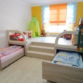 Подиум с выдвижными кроватями в детской комнате