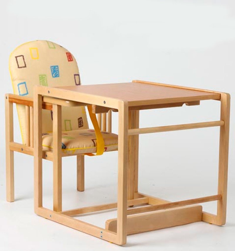 деревянный стол и стул