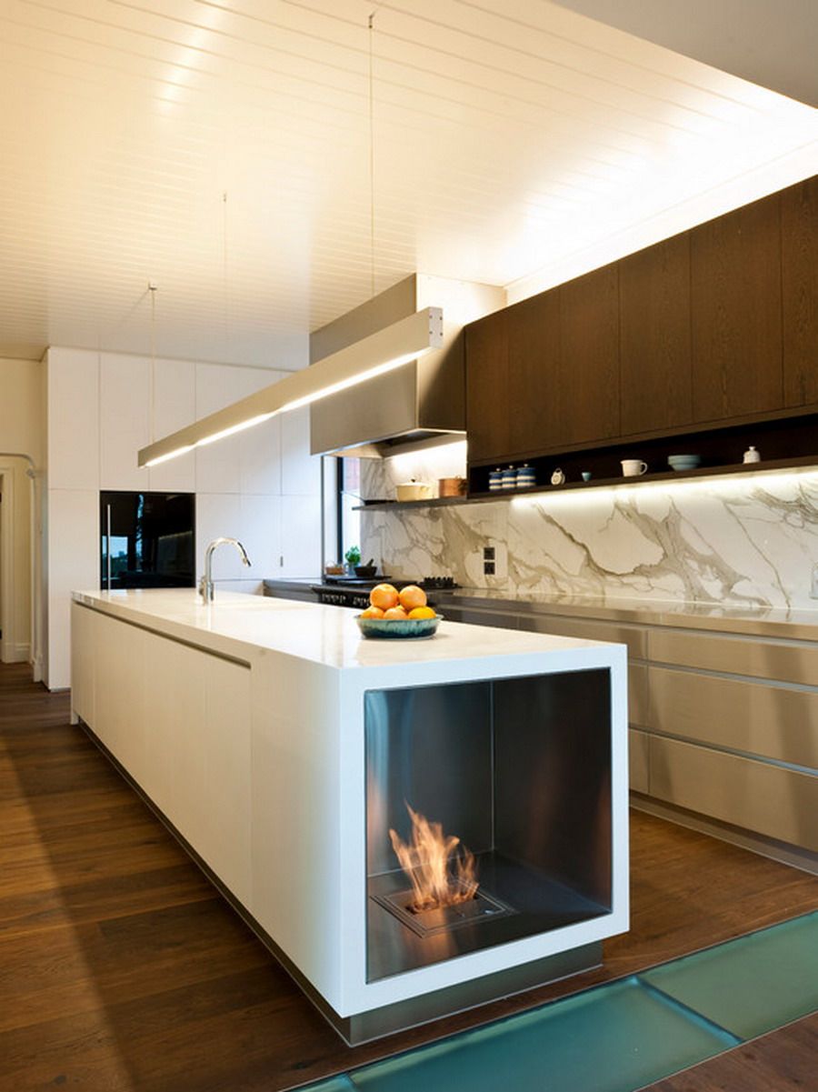 Дизайн кухни камином. Экокамин в интерьере кухни-гостиной. Современные кухни. Камин встроенный в кухню. Современные кухни дизайн.