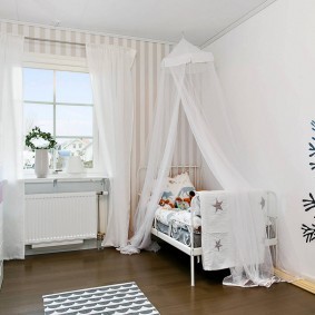 Белый балдахин над детской кроватью
