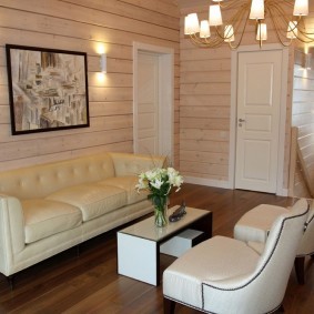 Белая мебель в небольшой гостиной