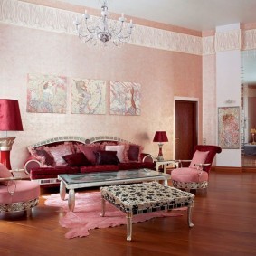 Большой зал с розовыми обоями