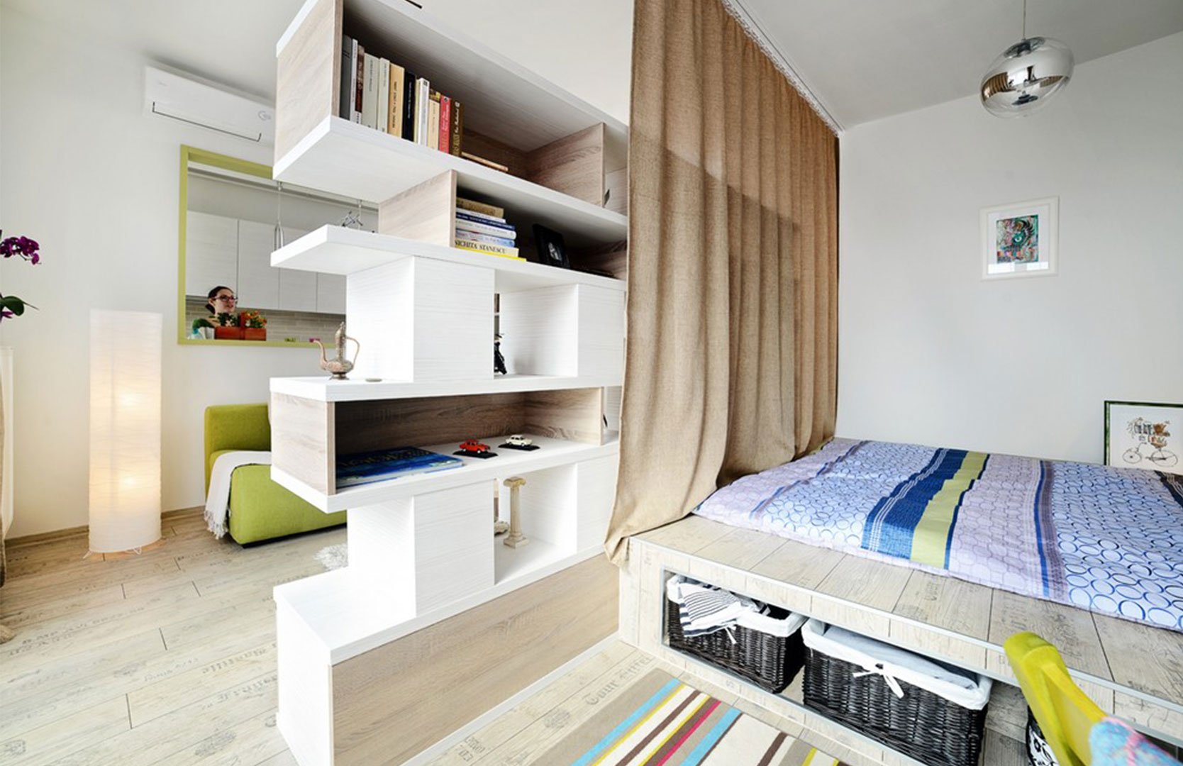 Жить в 1 комнатной квартире. Зонирование комнаты. Интерьер маленькой комнаты. Кровать в однокомнатной квартире. Дизайнерские решения для квартиры.