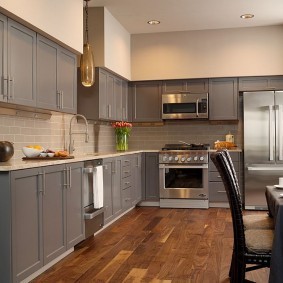 Кухонный гарнитур с серыми фасадами
