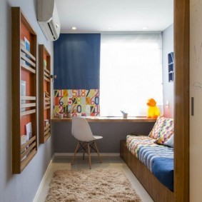Узкий коврик в небольшой детской спальне