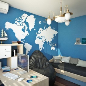 Карта мира на синей стене