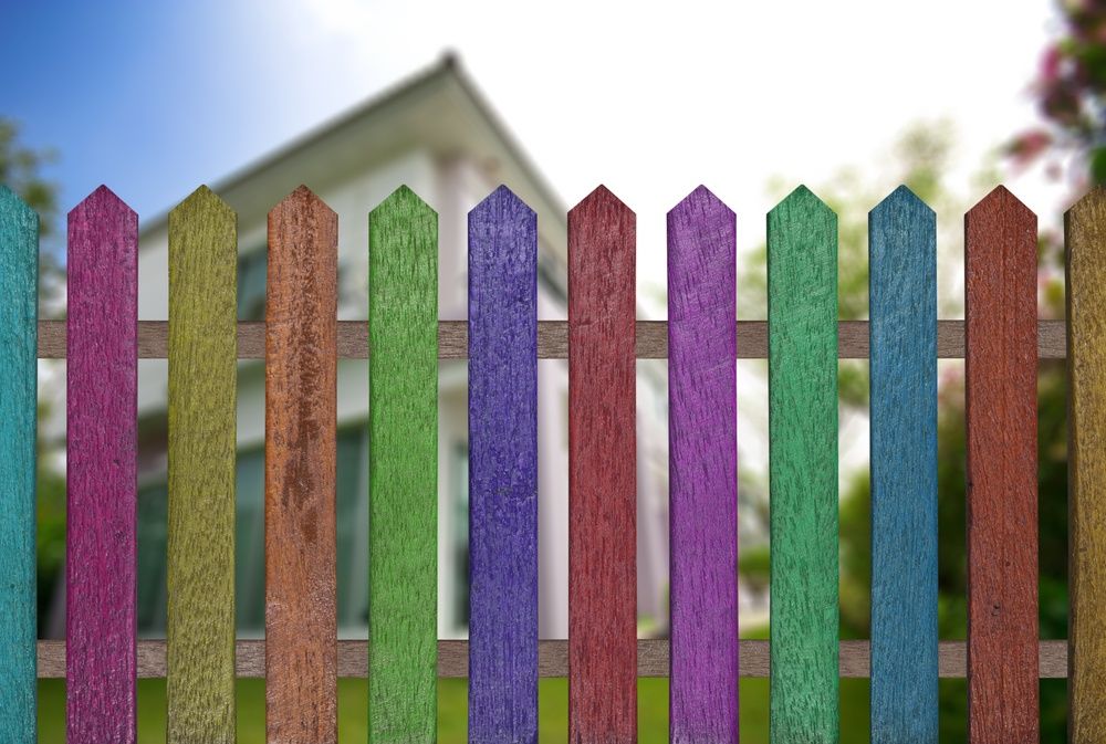 Разноцветный забор из дешевого штакетника
