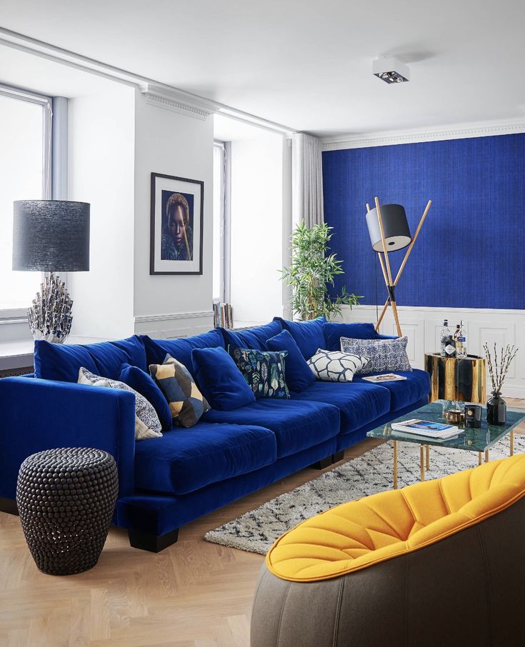 Синий диван в интерьере гостиной: фотографии дизайна интерьера в различныхстилях