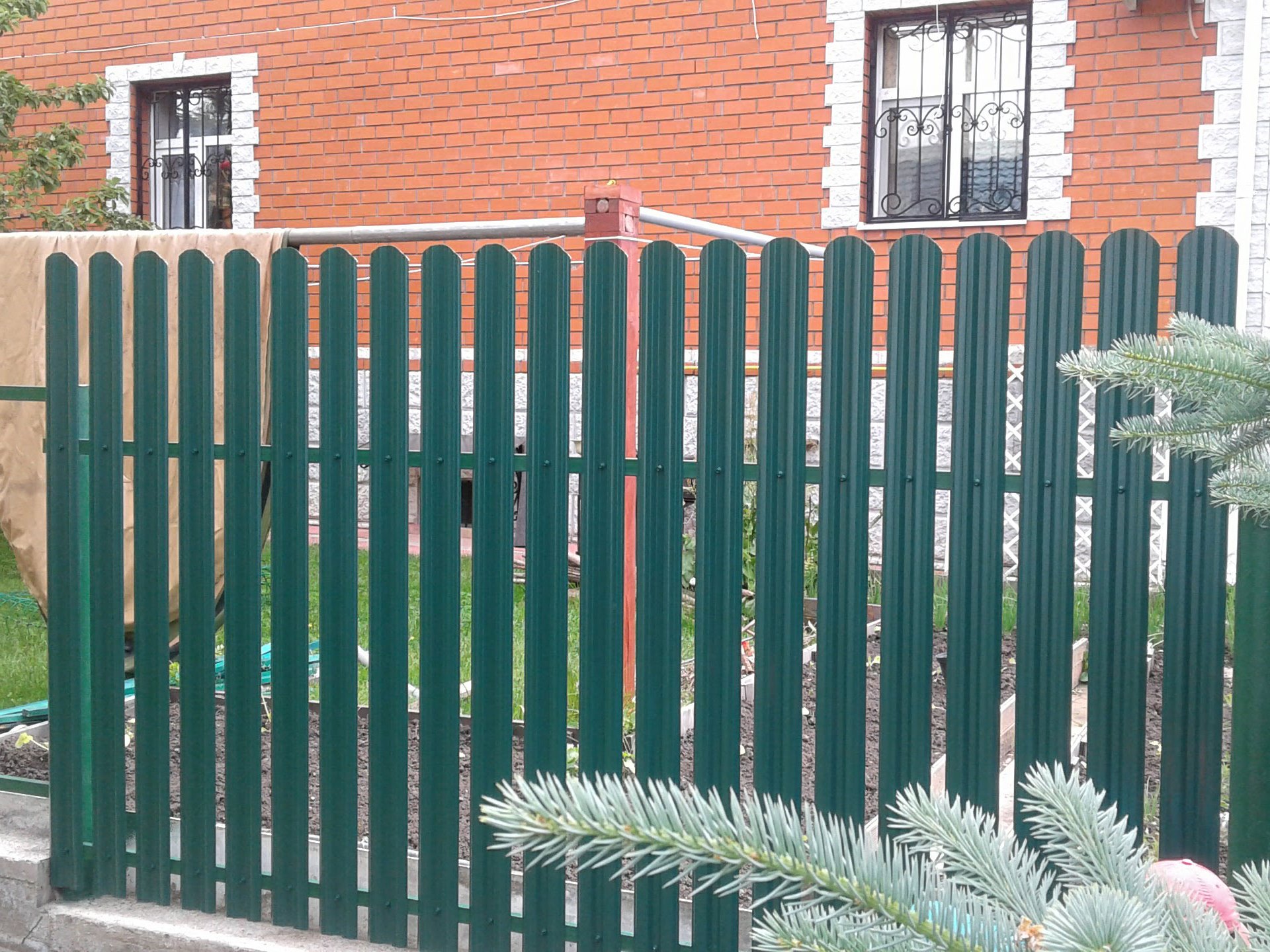 Забор из металлического штакетника заборыч. Забор из еароштакетн ка. Забор из евроштакетника. Забор штакетник. Забор из штакетника.