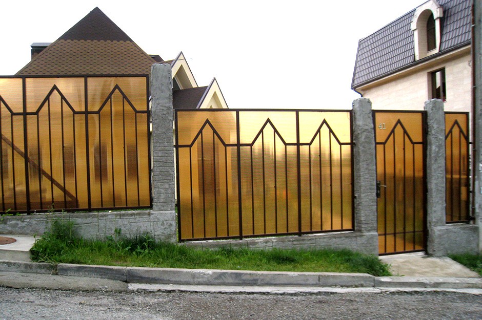 Забор из поликарбоната на деревянном каркасе своими руками