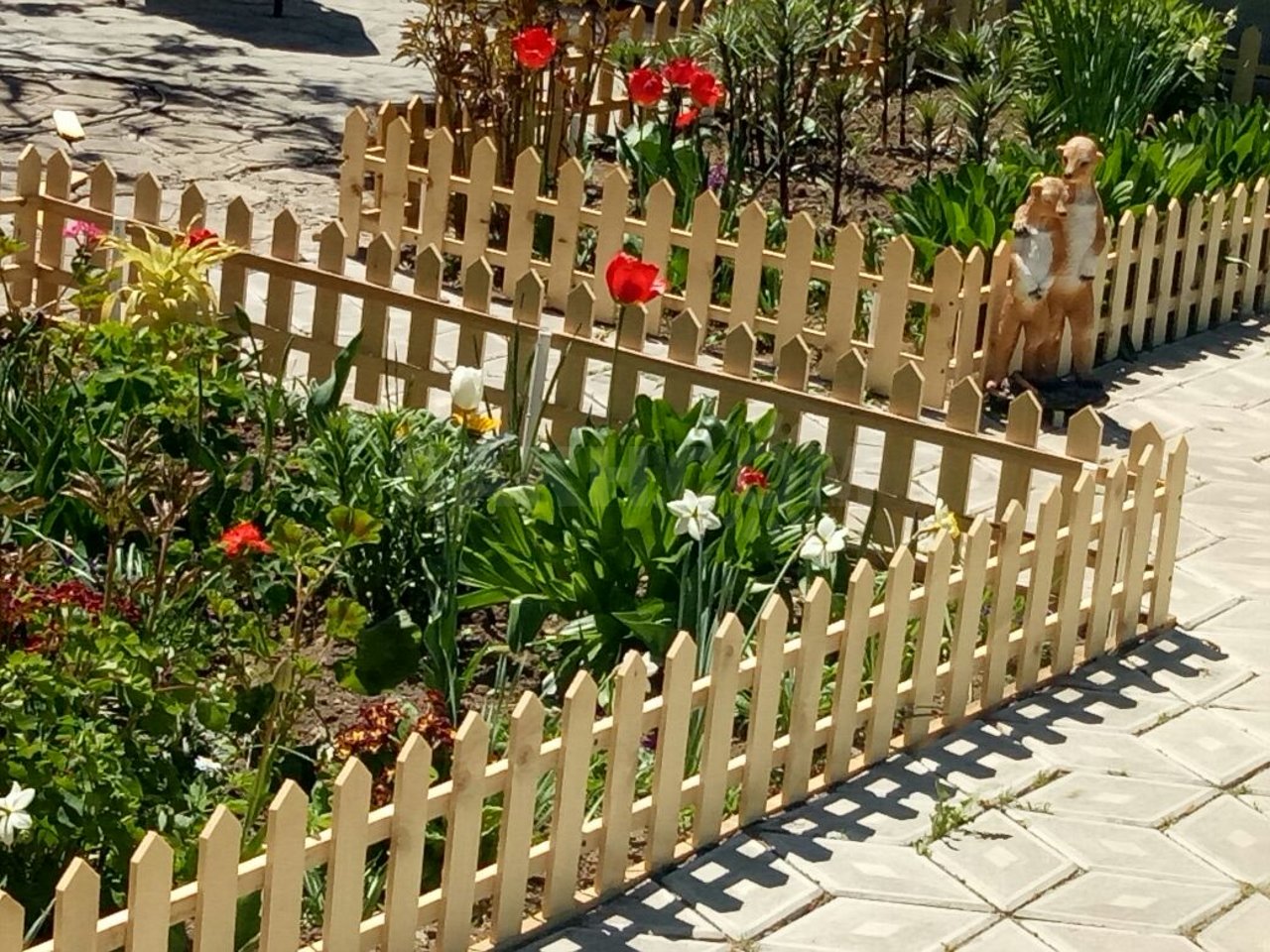 Забор картинка для огорода. Декоративный заборчик для клумб. Красивый декоративный забор. Декоративный забор на участке. Забор декоративный для сада.