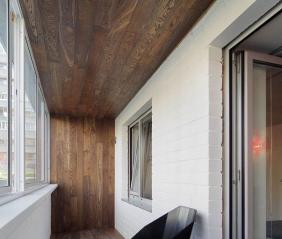 Деревянная отделка потолка на балконе квартиры