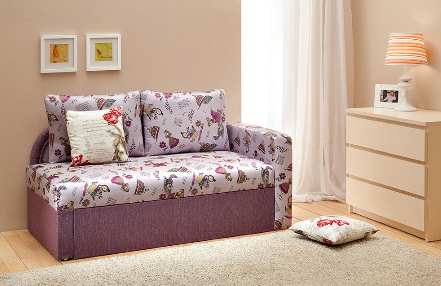 Компактный диванчик в детской комнате