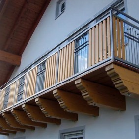 Деревянный балкон в доме с мансардой