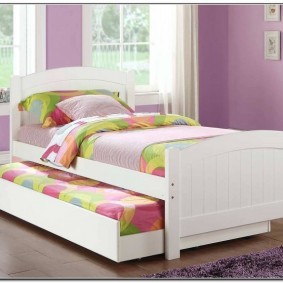 Деревянная кровать белого цвета