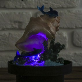 Декоративный фонтан с голубой подсветкой