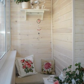 Обшивка стен балкона деревянной вагонкой